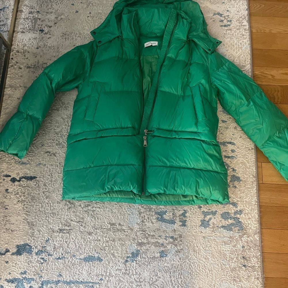 Vibrant detached Green Hooded Puffer Jacket - Picture 7 of 7